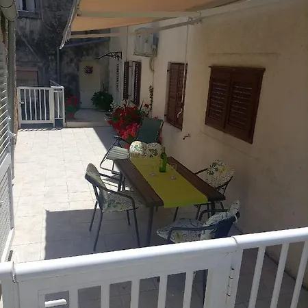 Lile Apartment *